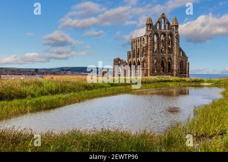 Il laghetto dei monaci di fronte a Whitby Abbey, Yorkshire, Inghilterra Foto Stock