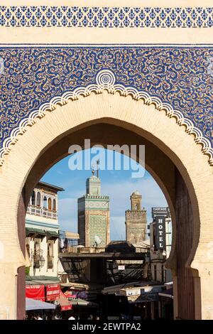 Vista attraverso la porta Blu (Bab Bou Jeloud) verso il minareto di Bou Inania Madrasa, Fes, Marocco Foto Stock