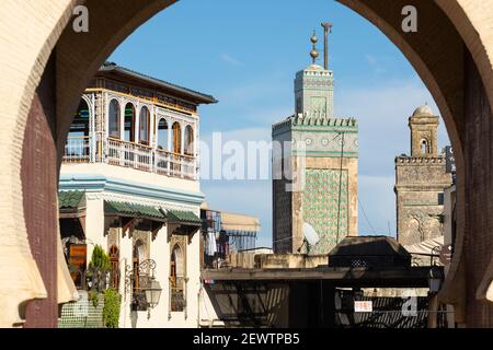 Vista attraverso la porta Blu (Bab Bou Jeloud) verso il minareto di Bou Inania Madrasa, Fes, Marocco Foto Stock