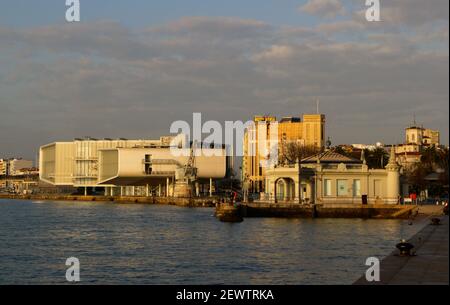 Vista con il centro d'arte Botin pietra gru Hotel Bahia e cattedrale nella baia di Santander Cantabria Spagna calma soleggiata mattina d'inverno Foto Stock