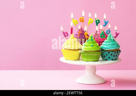 Buon compleanno tortine su un cakestand Foto Stock