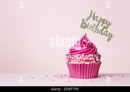 Sfondo di compleanno. Festa di compleanno con cupcake. Compleanno biglietto  di auguri Foto stock - Alamy