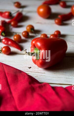 Verdure crude pomodori ciliegini, peperoni, pomodori sullo sfondo. Foto Stock