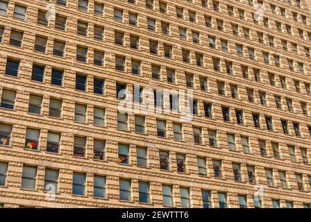 Guardando su un muro di finestre sull'edificio al 122 Michigan Ave, Chicago, il 60603, Stati Uniti Foto Stock