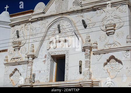 La chiesa di missione. Missione San Pedro y San Pablo del Tubutama Missione storica gesuita fondata nel 1691 da Padre Eusebio Francisco Kino a Tubutama, sonora, Messico. Pimería Alte. L'arco d'ingresso riflette lo stile Mudejar dell'architettura islamica. Ora ha una replica scolpita del Santuario Arantzazu, un'immagine della Vergine Maria in Arantzazu nel Paese Basco, nel nord della Spagna (Foto di Luis Gutierrez / Norte Foto) la iglesia de la Misión. La Misión de San Pedro y San Pablo del Tubutama Misión jesuíta histórica fundada 1691 por el padre Eusebio Francisco Kino en Tubutama, sonora, Messico. PIM Foto Stock