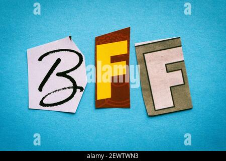 L'acronimo BFF è l'abbreviazione di "Best friends forever" ed è scritto nella topografia di stile della nota di riscatto, Stati Uniti Foto Stock