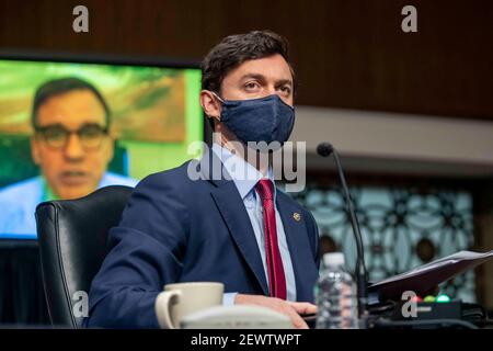 Washington, DC, Stati Uniti. 03 marzo 2021. Il senatore democratico della Georgia Jon Ossoff partecipa all'audizione del Senato per la sicurezza interna e gli affari/le governative e l'amministrazione per esaminare l'attacco del 6 gennaio 2021 al Campidoglio degli Stati Uniti su Capitol Hill a Washington, DC, USA, 03 marzo 2021.Credit: Shawn Thew/Pool via CNP | Usage Worldwide Credit: dpa/Alamy Live News Foto Stock