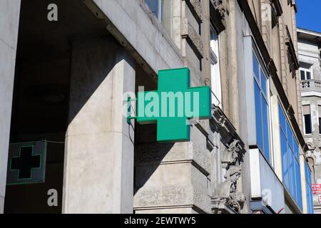 Budapest, Ungheria - 3 marzo 2021: Negozio di farmacia con segnaletica verde chiaro elettronica nel centro di Budapest, Ungheria Foto Stock