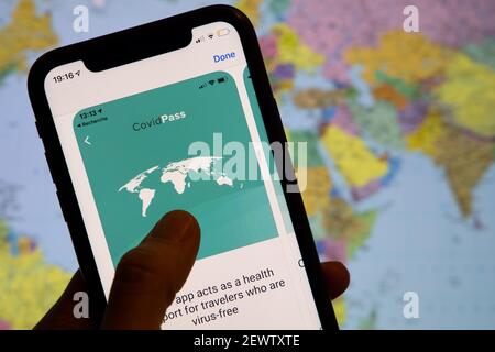 Vaccinazione, passaporto per l'immunità alle malattie, concetti di salute e sorveglianza. Smartphone che visualizza un certificato di vaccinazione digitale valido per COVID-19 Foto Stock