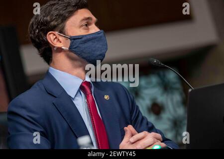 Washington, DC, Stati Uniti. 03 marzo 2021. Il senatore degli Stati Uniti Jon Ossoff (democratico della Georgia) partecipa all'audizione del Senato per la sicurezza interna e gli Affari/regole governativi e l'amministrazione per esaminare l'attacco del 6 gennaio 2021 al Campidoglio degli Stati Uniti a Capitol Hill a Washington, DC, USA, 03 marzo 2021.Credit: Shawn Thew/Pool via CNP | Use Worldwide Credit: notizie dal vivo su dpa/Alamy Foto Stock