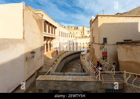 Vista sul fiume Oued Bou Khraeb e gli edifici circostanti nella medina di Fes, Marocco Foto Stock