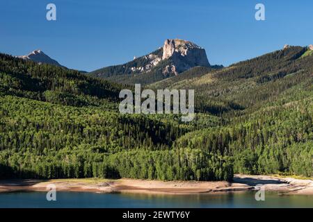 3,704 piedi / 12,152 metri Courthouse Mountain e Shoreline di Silver Jack Reservoir. 11,781 piedi / 3,591 metri Chimney Rock è parte del crinale. Foto Stock