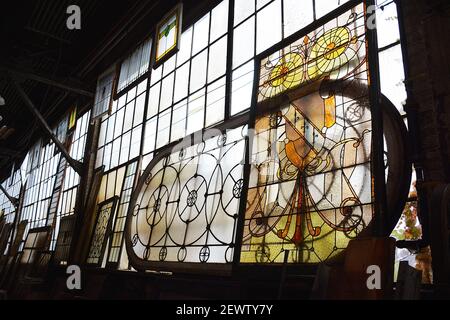 Olde buone cose, Scranton Pennsylvania. Immagini di un'antica architettura e di un'attività di recupero architettonico... le immagini includono ferramenta, porte, ferro decorativo, vetrate, statue di marmo, taglio del circus, pubblicità, giostre del parco divertimenti, recinzioni decorative in ferro battuto, recinzioni in ferro battuto, Bollards, ancoraggi, vecchie biciclette, pompa per pozzi di ferro, carnevale cavalcare gli animali, grandi cani e ruote industriali in metallo, elefanti rosa, cupola della Chiesa , un grande gruppo nostalgico di oggetti che stiggiscono visioni di case infestate, e ogni sorta di cose spooky. Foto Stock