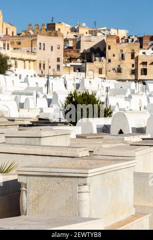 Tombe presso il Cimitero Ebraico nel quartiere ebraico (Mellah) di Fes el-Jdid, Marocco Foto Stock