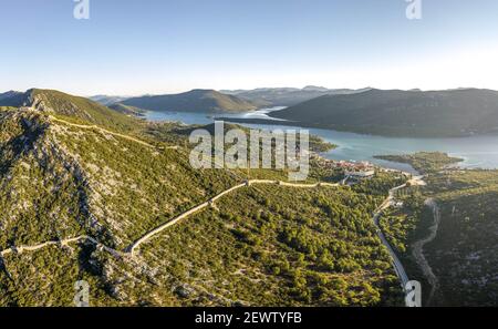 Drone aereo colpo di City Wall di Ston su collina A Mali Ston in Croazia alba estiva Foto Stock