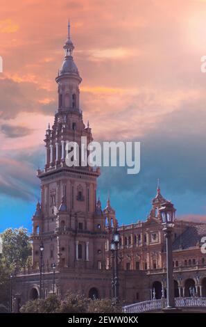 Plaza de España la Plaza de España è una piazza nel Parque de María Luisa, punto di riferimento storico del tramonto di Siviglia, in Spagna Foto Stock