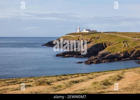 Il faro di Galley Head a West Cork, Irlanda. Il faro è uno dei più famosi punti di riferimento della zona e si trova sulla Wild Atlantic Way. Foto Stock