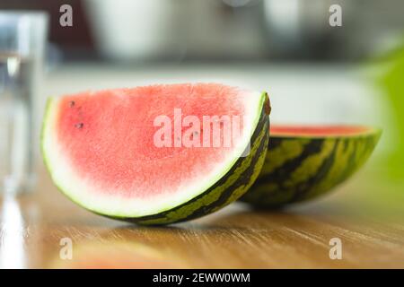 Cut cocomero, frutta fresca su un tavolo da cucina in legno, UK Foto Stock