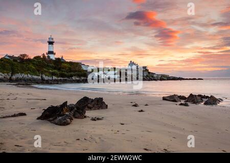 Dawn al faro di Strove, al punto di Dungaree nella contea di Donegal, Irlanda. Affacciato su Lough Foyle, il faro è conosciuto anche come faro Inishowen. Foto Stock