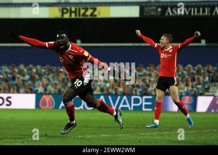 Londra, Regno Unito. 03 marzo 2021. Daryl Dyke di Barnsley (L) celebra il primo gol delle squadre. EFL Skybet Championship, Queens Park Rangers contro Barnsley al Kiyan Prince Foundation Stadium di Loftus Road a Londra mercoledì 3 marzo 2021. Questa immagine può essere utilizzata solo per scopi editoriali. Solo per uso editoriale, è richiesta una licenza per uso commerciale. Nessun utilizzo nelle scommesse, nei giochi o nelle pubblicazioni di un singolo club/campionato/giocatore. pic by Steffan Bowen/Andrew Orchard sports photography/Alamy Live news Credit: Andrew Orchard sports photography/Alamy Live News Foto Stock