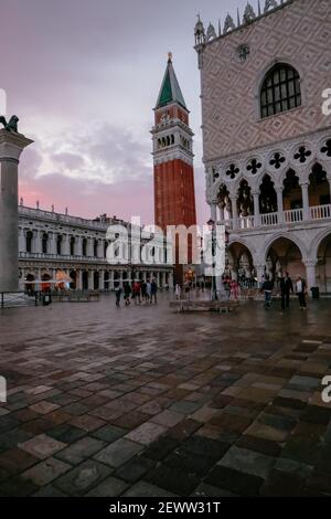 Piazza San Marco in un bellissimo tramonto colorato con arancione E toni rosa a Venezia Foto Stock