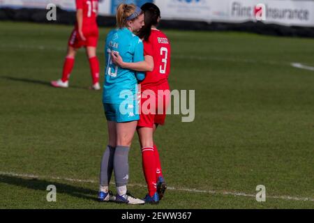 Dartford, Regno Unito. 28 Feb 2021. London City Lionesses Hayley Nolan Durham Lauren Briggs dopo che il gioco era finito durante la partita fa Womens Championship tra Londra City Lionesses e Durham Credit: SPP Sport Press Photo. /Alamy Live News Foto Stock