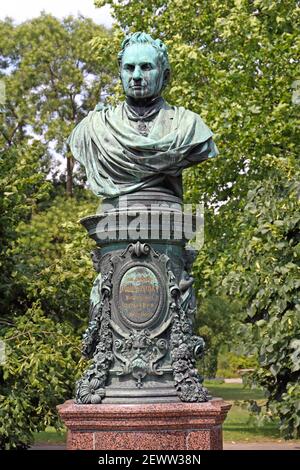 Vienna, Austria - 12 luglio 2015: Andreas Zelinka Bronze Bust Monument at City Park in Wien, Austria. Foto Stock