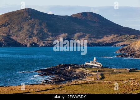 Faro di Valentia a Cromwell Point sull'isola di Valentia, contea di Kerry, Irlanda. È la luce del porto più occidentale dell'isola d'Irlanda. Foto Stock