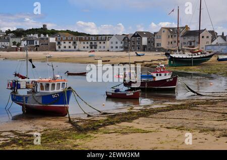 Scillonion barche da pesca ormeggiate a catene coperte di alghe a basso Marea nel porto di Hugh Town su St Mary's. L'isola principale delle isole di Scilly Foto Stock