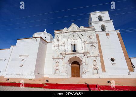 La chiesa di missione. Missione San Pedro y San Pablo del Tubutama Missione storica gesuita fondata nel 1691 da Padre Eusebio Francisco Kino a Tubutama, sonora, Messico. Pimería Alte. L'arco d'ingresso riflette lo stile Mudejar dell'architettura islamica. Ora ha una replica scolpita del Santuario Arantzazu, un'immagine della Vergine Maria in Arantzazu nel Paese Basco, nel nord della Spagna (Foto di Luis Gutierrez / Norte Foto) la iglesia de la Misión. La Misión de San Pedro y San Pablo del Tubutama Misión jesuíta histórica fundada 1691 por el padre Eusebio Francisco Kino en Tubutama, sonora, Messico. PIM Foto Stock