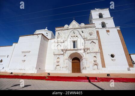 La chiesa di missione. Missione San Pedro y San Pablo del Tubutama Missione storica gesuita fondata nel 1691 da Padre Eusebio Francisco Kino a Tubutama, sonora, Messico. Pimería Alte. L'arco d'ingresso riflette lo stile Mudejar dell'architettura islamica. Ora ha una replica scolpita del Santuario Arantzazu, un'immagine della Vergine Maria in Arantzazu nel Paese Basco, nel nord della Spagna (Foto di Luis Gutierrez / Norte Foto) la iglesia de la Misión. La Misión de San Pedro y San Pablo del Tubutama Misión jesuíta histórica fundada 1691 por el padre Eusebio Francisco Kino en Tubutama, sonora, Messico. PIM Foto Stock