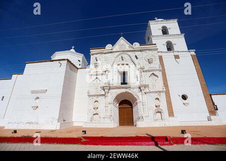 La chiesa di missione. Missione San Pedro y San Pablo del Tubutama Missione storica gesuita fondata nel 1691 da Padre Eusebio Francisco Kino a Tubutama, sonora, Messico. Pimería Alte. L'arco d'ingresso riflette lo stile Mudejar dell'architettura islamica. Ora ha una replica scolpita del Santuario Arantzazu, un'immagine della Vergine Maria in Arantzazu nel Paese Basco, nel nord della Spagna (Foto di Luis Gutierrez / Norte Foto) la iglesia de la Misión. La Misión de San Pedro y San Pablo del Tubutama Misión jesuíta histórica fundada 1691 por el padre Eusebio Francisco Kino en Tubutama, sonora, Messico. PIM Foto Stock