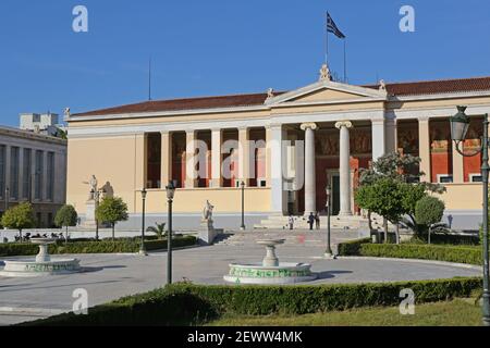 Atene, Grecia - 04 maggio 2015: Fronte dell'edificio centrale dell'università al giorno della luce ad Atene, Grecia. Foto Stock