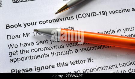 NHS PRENOTAZIONE VACCINO CORONAVIRUS LETTERA DI APPUNTAMENTO CON PENNE RE COVID-19 VACCINAZIONI INIEZIONE PANDEMIC JAB ETC UK Foto Stock