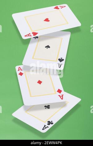 Quattro assi carte galleggianti su sfondo verde. Foto Stock