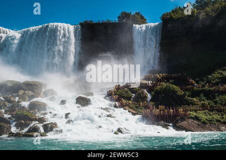 Una vista delle spettacolari Cascate del Niagara dal basso. Foto Stock