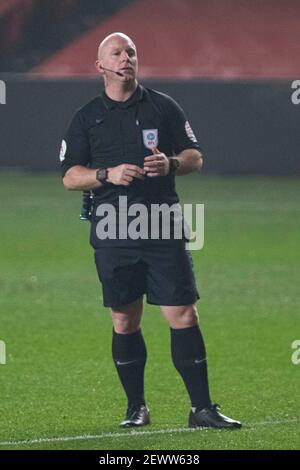 Bristol, Regno Unito. 03 marzo 2021. Il Referente Simon Hooper guarda sopra. EFL Skybet Championship, Bristol City contro AFC Bournemouth all'Ashton Gate Stadium di Bristol, Avon mercoledì 3 marzo 2021. Questa immagine può essere utilizzata solo per scopi editoriali. Solo per uso editoriale, è richiesta una licenza per uso commerciale. Nessun utilizzo nelle scommesse, nei giochi o nelle pubblicazioni di un singolo club/campionato/giocatore. pic by Lewis Mitchell/Andrew Orchard sports photography/Alamy Live news Credit: Andrew Orchard sports photography/Alamy Live News Foto Stock