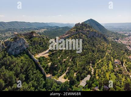 In alto si gode di una splendida vista sul castello medievale di Xativa, situato sulla cima rocciosa della montagna, circondato dalla campagna. Scenario villaggio spagnolo famoso. Su Foto Stock