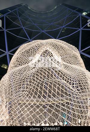 Calgary Alberta Canada, febbraio 17 2021: L'attraente scultura del paese delle meraviglie sotto la torre di mucca di notte in una città canadese. Foto Stock