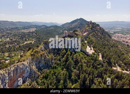 In alto si gode di una splendida vista sul castello medievale di Xativa, situato sulla cima rocciosa della montagna, circondato dalla campagna. Scenario villaggio spagnolo famoso. Su Foto Stock