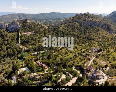 In alto si gode di una splendida vista sul castello medievale di Xativa, situato sulla cima rocciosa della montagna, circondato dalla campagna. Scenario villaggio spagnolo famoso. Su Foto Stock