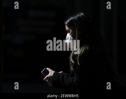 I pedoni indossano maschere per proteggere e prevenire la diffusione di COVID-19 a New York mercoledì 3 marzo 2021. Foto di John Angelillo/UPI Foto Stock