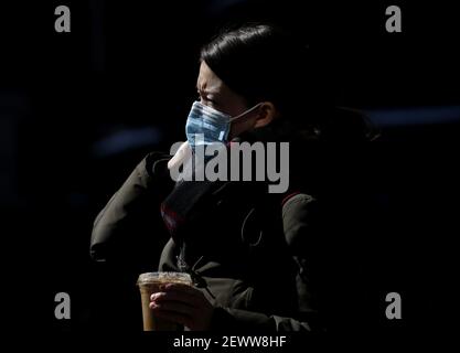 I pedoni indossano maschere per proteggere e prevenire la diffusione di COVID-19 a New York mercoledì 3 marzo 2021. Foto di John Angelillo/UPI Foto Stock