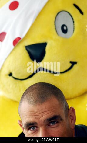 Attore/cantante/calciatore Vinnie Jones ottiene jiggy con Pugsy i bambini dentro Bear necessario in preparazione al lancio della carità Ancora una volta il venerdì sera dove Vinnie indulgere Messe con il suo nuovo trovato prowess vocale.13 novembre 2002 foto Andy Paradise Foto Stock