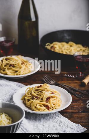 Homamade classica carbonara su piatto bianco Foto Stock