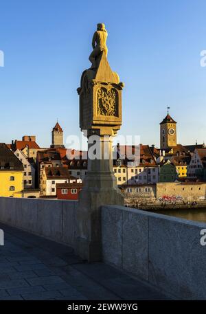 Tramonto su Ratisbona sul Danubio Foto Stock