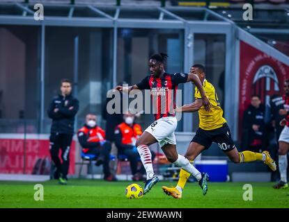 Milano, Italia. 03 marzo 2021. Soualiho Meite di AC Milan lotta per la palla contro Marvin Zeegelaar di Udinese Calcio durante AC Milan vs Udinese Calcio, Serie di calcio italiana A match a Milano, Italia, Marzo 03 2021 Credit: Independent Photo Agency/Alamy Live News Foto Stock