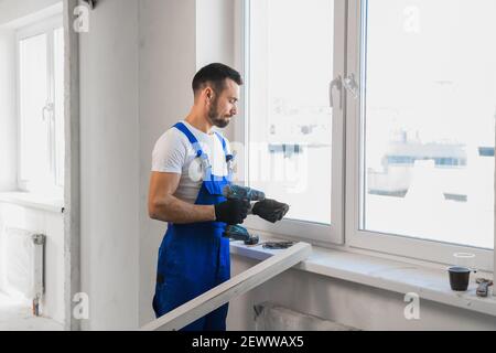 Costruttore in tute ha piegato le braccia sul petto Foto Stock