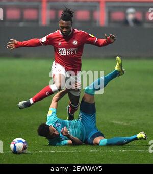 Antoine Semenyo (TOP) di Bristol City e Lloyd Kelly di AFC Bournemouth combattono per la palla durante la partita del campionato Sky Bet Ashton Gate, Bristol. Data immagine: Mercoledì 3 marzo 2021. Foto Stock