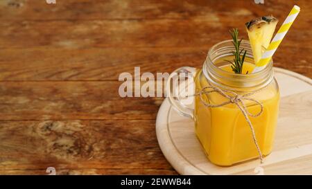 Succo di ananas in un vaso di vetro. Le fette di ananas decorano la bevanda Foto Stock